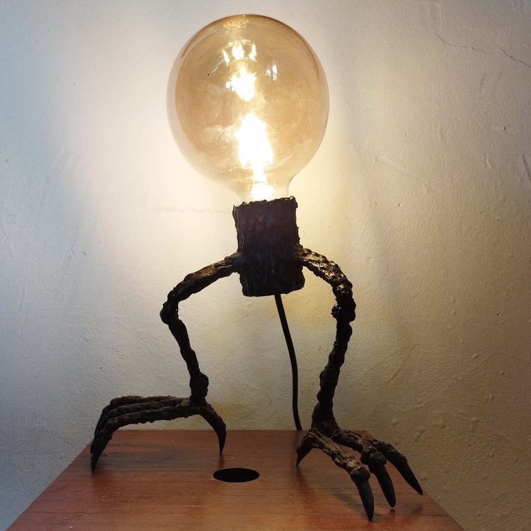 Une lampe en métal de ma création