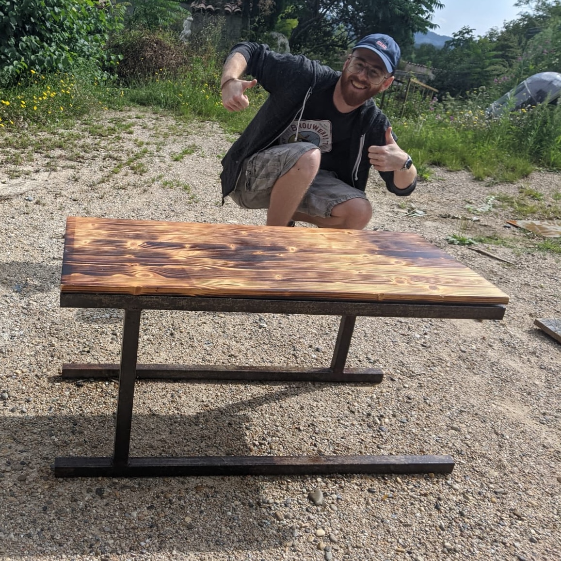 Une table basse en métal et bois recyclés